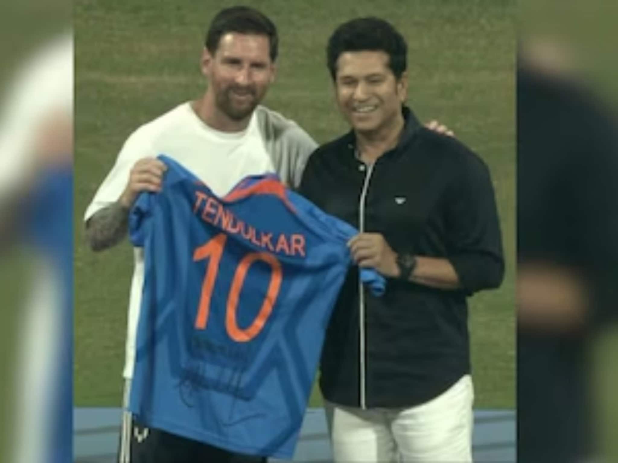 ওয়াংখেড়ে স্টেডিয়ামে ফুটবলের রাজপুত্রকে ১০ নম্বর জার্সি উপহার সচিনের! ওয়াংখেড়ে স্টেডিয়ামে ফুটবলের রাজপুত্রকে ১০ নম্বর জার্সি উপহার সচিনের!