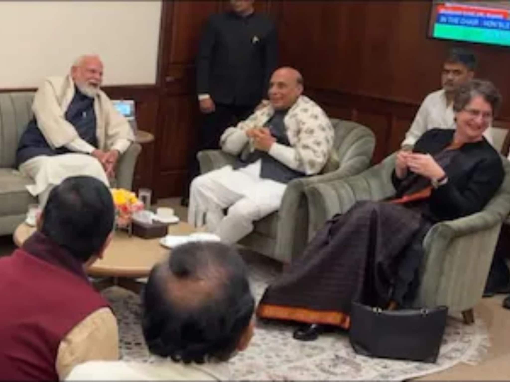 মোদির সঙ্গে চায়ের আড্ডায় প্রিয়ঙ্কা! ওয়ানাদ নিয়ে চর্চা, শীতকালীন অধিবেশন শেষে অন্য ছবি!