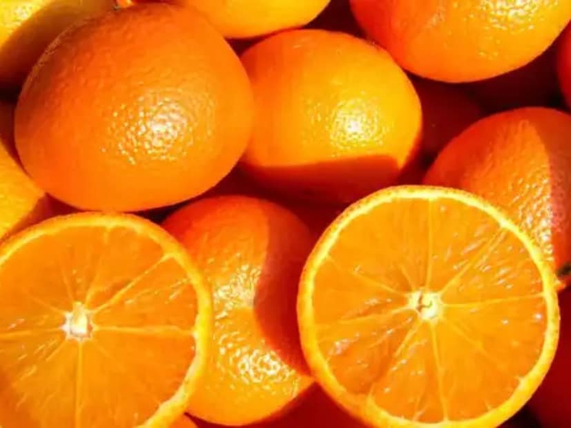 ওজন, রং, খোসার অবস্থা এবং গন্ধের মতো সহজ বিষয়গুলোর দিকে নজর রাখলেই সবসময় তাজা ও সুস্বাদু কমলা কিনতে পারা সম্ভব। সঠিক কমলা নির্বাচন কেবল স্বাস্থ্যের জন্য ভাল তো বটেই পাশাপাশি খাওয়ার অভিজ্ঞতাকেও আরও উপভোগ্য করে তোলে।