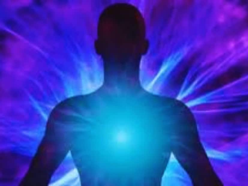 অন্তরাত্মাকে বোঝাঅন্তরাত্মা হল সামাজিক ভূমিকা, অর্জন এবং বাহ্যিক প্রত্যাশার বাইরে আমরা আসলে কে তার নীরব, স্থায়ী সারাংশ। এটি আমাদের গভীরতম মূল্যবোধ, মানসিক বুদ্ধিমত্তা, অন্তর্দৃষ্টি এবং আধ্যাত্মিক শক্তি ধারণ করে, মন বিভ্রান্ত বা অস্থির থাকা সত্ত্বেও আমাদের পথ দেখায়। পরিস্থিতি এবং অভিজ্ঞতা আমাদের বাইরের জীবনকে গঠন করলেও অভ্যন্তরীণ আত্মা স্থির থাকে, আমরা কীভাবে চ্যালেঞ্জের প্রতি সাড়া দিই, অন্যদের সঙ্গে সংযোগ স্থাপন করি এবং জীবনের অর্থ খুঁজে পাই তা প্রভাবিত করে। যখন আমরা আত্ম-সচেতনতা, প্রতিফলন বা মননশীলতার মাধ্যমে এই ভেতরের কণ্ঠস্বর শুনতে শিখি, তখন আমরা আমাদের আত্মার সঙ্গে আরও বেশি সংযুক্ত হয়ে পড়ি, স্বচ্ছতা, ভারসাম্য এবংআত্মবিশ্বাস স্বাভাবিকভাবে উদ্ভূত হতে দেয়।