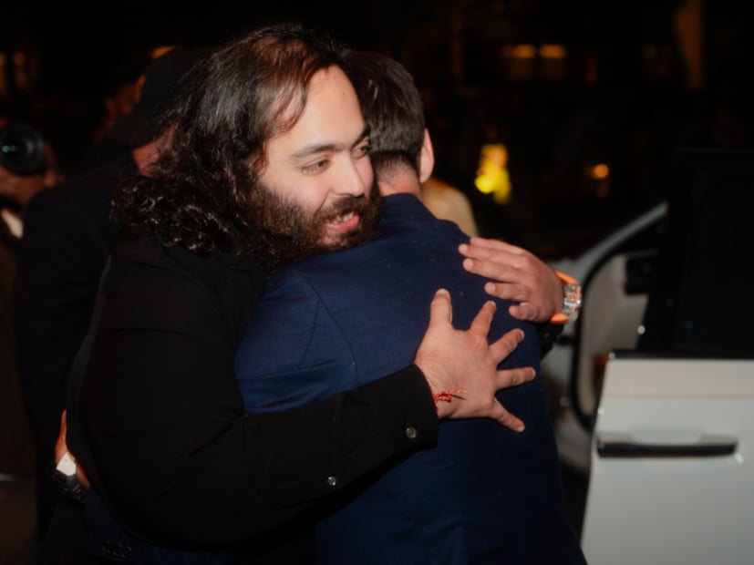 ভারত সফরে এসে শেষ মুহূর্তে সফর সূচি পরিবর্তন করেন লিওনেল মেসি। দিল্লির ইভেন্ট শেষে অনন্ত আম্বানির বন্যপ্রাণী উদ্ধার ও সংরক্ষণ কেন্দ্র বনতারা পরিদর্শনে যান বিশ্বজয়ী তারকা। মেসির সঙ্গে ছিলেন তাঁর সতীর্থ লুইস সুয়ারেজ ও রড্রিগো ডি পল। ভারত সফরে এসে শেষ মুহূর্তে সফর সূচি পরিবর্তন করেন লিওনেল মেসি। দিল্লির ইভেন্ট শেষে অনন্ত আম্বানির বন্যপ্রাণী উদ্ধার ও সংরক্ষণ কেন্দ্র বনতারা পরিদর্শনে যান বিশ্বজয়ী তারকা। মেসির সঙ্গে ছিলেন তাঁর সতীর্থ লুইস সুয়ারেজ ও রড্রিগো ডি পল।