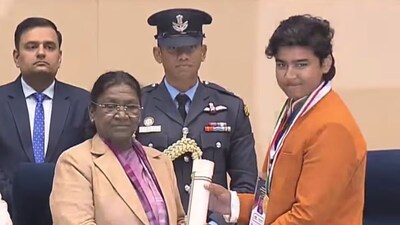 ১৪ বছর বয়সী বৈভব সূর্যবংশী ভারতের শিশুদের (বয়স ৫–১৮) জন্য সর্বোচ্চ বেসামরিক পুরস্কার পেলেন, যা ক্রীড়া, সাহসিকতা, উদ্ভাবন, বিজ্ঞান, সামাজিক সেবা ও সংস্কৃতিসহ নানা ক্ষেত্রে অসাধারণ কৃতিত্বের স্বীকৃতি দেয়।