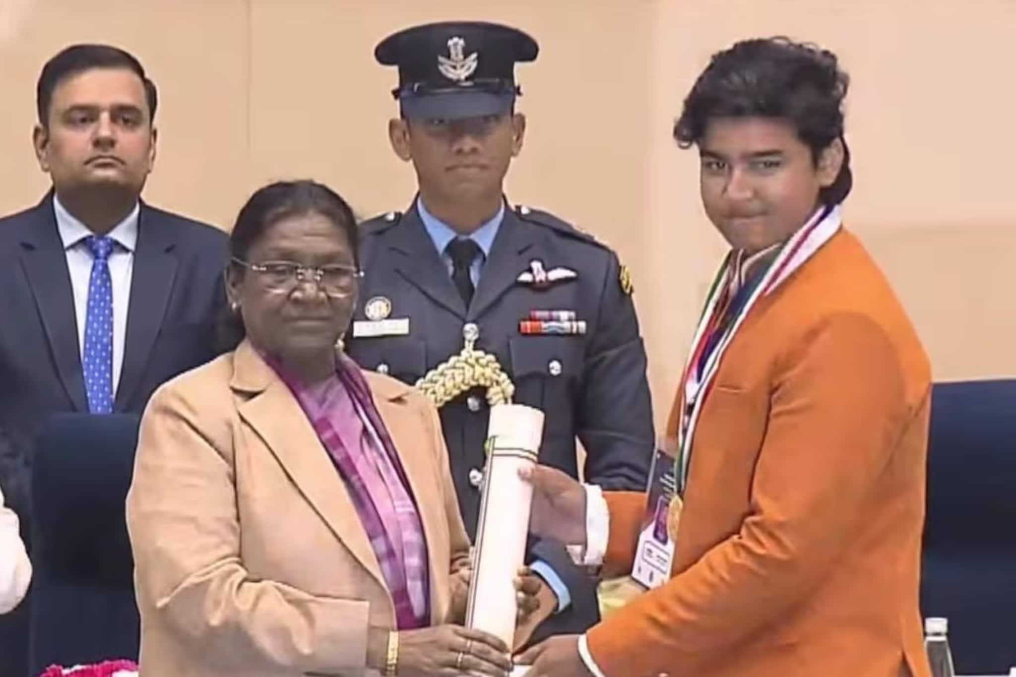 এবার অন্য নজির বৈভবের, ১৪ বছর বয়সে দেশের শিশু-কিশোরদের সর্বোচ্চ সম্মান পেলেন সূর্যবংশী এবার অন্য নজির বৈভবের, ১৪ বছর বয়সে দেশের শিশু-কিশোরদের সর্বোচ্চ সম্মান পেলেন সূর্যবংশী