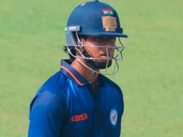 এবার কিংবদন্তি এবি ডি ভিলিয়ার্সের সর্বকালের রেকর্ড ভাঙলেন বৈভব! ইতিহাস ১৪ বছরের তারকার