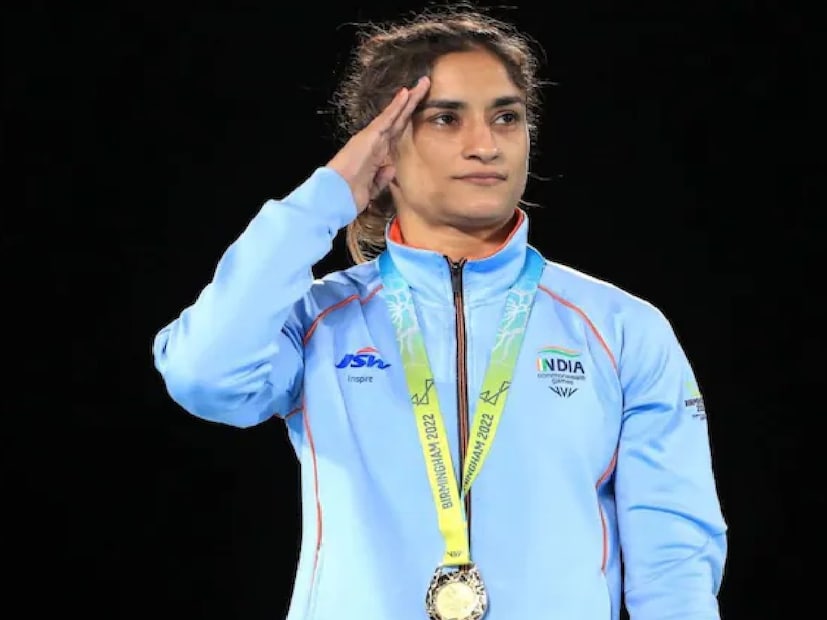 ভিনেশ ফোগাট কেন কুস্তি থেকে অবসর নিলেন?তিনবারের অলিম্পিয়ান, ভিনেশ ফোগাট এশিয়ান এবং কমনওয়েলথ গেমসে স্বর্ণপদক জিতেছেন। ২০২৪ সালের প্যারিস অলিম্পিকের ফাইনালের ঠিক আগের রাতে অতিরিক্ত ওজনের কারণে ভিনেশ ফোগাটকে ডিসকোয়ালিফাই ঘোষণা করা হয়েছিল৷ এরপর তিনি স্বর্ণপদকের লড়াইতে রিংয়ে নামতে পারেননি। ১০০ গ্রাম অতিরিক্ত ওজনের কারণে ৫০ কিলোগ্রাম বিভাগের ওজনের স্বর্ণপদক প্রতিযোগিতার আগে তাকে অযোগ্য ঘোষণা করা হয়েছিল।