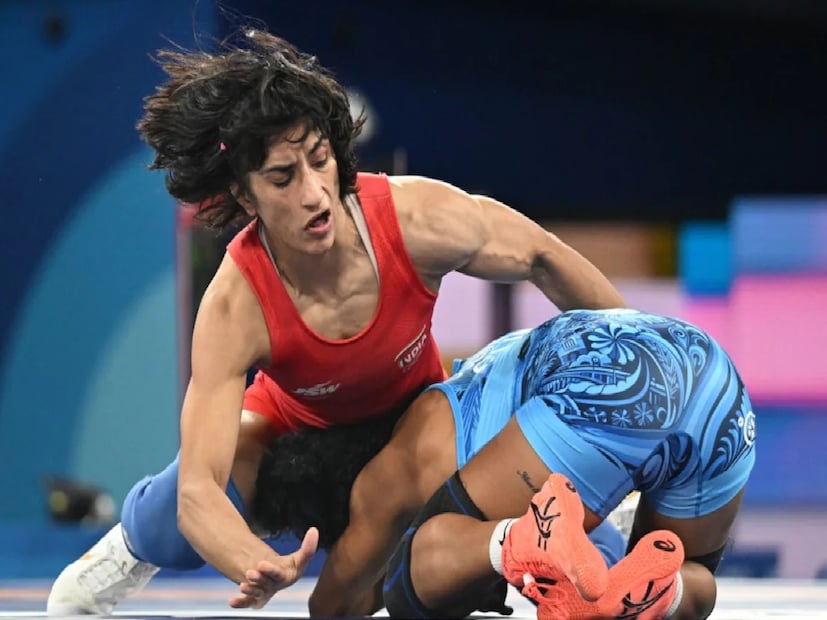 ভিনেশ এটিকে তার বিরুদ্ধে ষড়যন্ত্র বলে অভিহিত করেছিলেন। এতে ক্ষুব্ধ হয়ে তিনি কুস্তি থেকে অবসর ঘোষণা করেছিলেন।