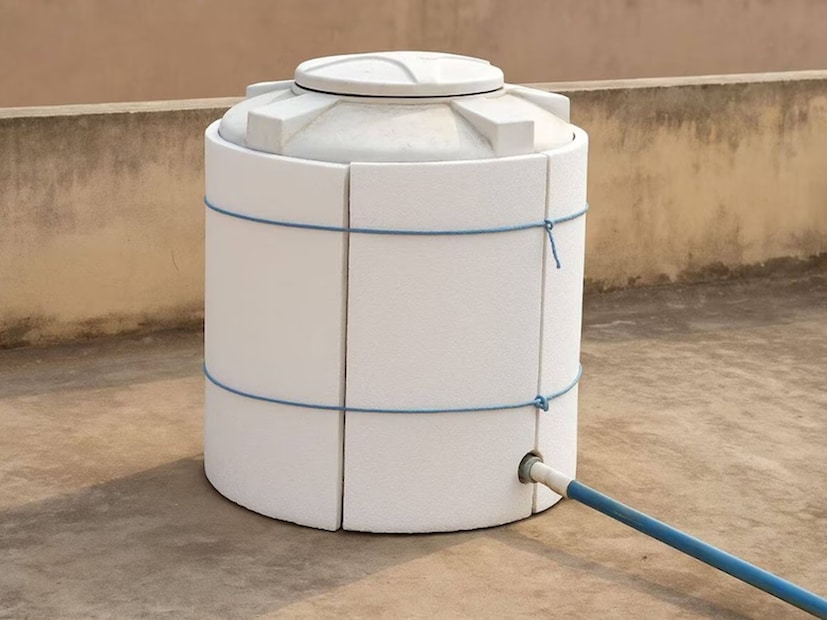 যদি জলের ট্যাঙ্ক বাইরে বা ছাদে অবস্থিত হয়, তাহলে এর চারপাশে থার্মোকলের একটি পুরু চাদর জড়িয়ে রাখা খুবই কার্যকর সমাধান হতে পারে। থার্মোকল ঠান্ডার বিরুদ্ধে ঢাল হিসেবে কাজ করে। এটি তাপকে বেরিয়ে যেতে এবং ঠান্ডা বাতাসকে ট্যাঙ্কে প্রবেশ করতে বাধা দেয়। ঠিক যেমন একটি সোয়েটার শরীরের তাপ ধরে রাখে, তেমনও থার্মোকল জলের তাপ ধরে রাখে। এটি সকালে জলকে খুব ঠান্ডা হতে বাধা দেয়। এর ফলে ট্যাঙ্কের জল সারা দিন স্নান বা বাসন ধোয়ার জন্য ব্যবহারযোগ্য থাকে। সবচেয়ে ভাল কথা, এই দ্রবণটি খুবই সস্তা এবং দীর্ঘস্থায়ী।