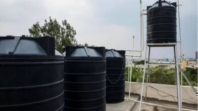 কল খোলার সঙ্গে সঙ্গেই বরফ ঠান্ডা জল। ডিসেম্বর এবং জানুয়ারিতে স্নানের চিন্তা মাথায় এলে এটাই মনে হয়! তাহলে সমাধান কী? সমাধান আছে! বিদ্যুৎ, গ্যাস বা অন্য কিছুর জন্য এক ফোঁটাও খরচ না করে ছাদের ট্যাঙ্কের জল হালকা গরম রাখা যেতে পারে। আমরা কিছু সহজ এবং কার্যকর কৌশল শেয়ার করব যা মাত্র দুই মিনিটের মধ্যে ছাদের ট্যাঙ্কের জল গরম করতে সাহায্য করবে। এটি সারা দিন ট্যাঙ্কের জল উষ্ণ রাখবে।