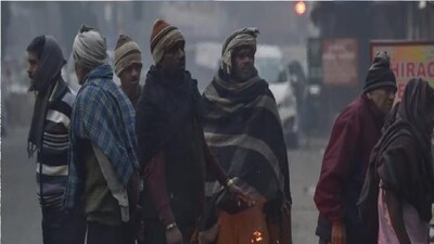 *নতুন বছরের প্রথম দিনে কুয়াশার ঘনঘটা থাকবে বীরভূম, পশ্চিম বর্ধমান, পূর্ব ও পশ্চিম মেদিনীপুর, এবং ঝাড়গ্রামে বৃহস্পতিবার। বাকি জেলাতেও হালকা মাঝারি কুয়াশা। উত্তরবঙ্গের জেলাগুলিতে ঘন কুয়াশার সতর্কবার্তা। দৃশ্যমানতা ৫০ মিটারে নেমে আসতে পারে উত্তরবঙ্গের কিছু এলাকায়। কুয়াশার ঘনঘটা বেশি থাকবে। দার্জিলিং, আলিপুরদুয়ার, মালদহ, উত্তর ও দক্ষিণ দিনাজপুরের কিছু অংশে।