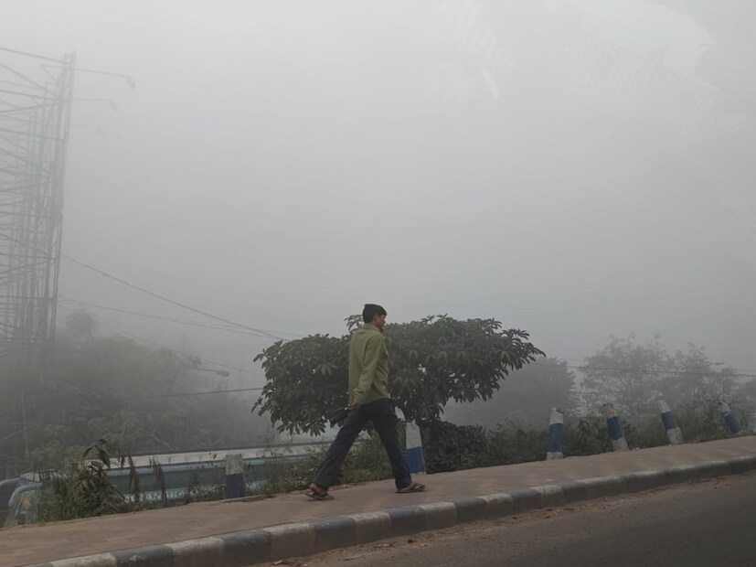 উত্তরবঙ্গে প্রধানত শুষ্ক আবহাওয়া এবং বৃষ্টির সম্ভাবনা নেই। সকালে হালকা কুয়াশা, পরে পরিষ্কার আকাশ। দার্জিলিঙে ৫ ডিগ্রি সেলসিয়াসের ঘরে তাপমাত্রা। মালদহে ১৬ ডিগ্রির ঘরে পারদ। আগামী ৪-৫ দিন তাপমাত্রা একইরকম থাকবে। 