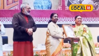 রাষ্ট্রপতির হাত থেকে পুরস্কার নিচ্ছেন শিল্পী রাষ্ট্রপতির হাত থেকে পুরস্কার নিচ্ছেন শিল্পী