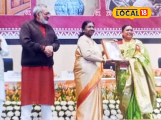 রাষ্ট্রপতির হাত থেকে পুরস্কার নিচ্ছেন শিল্পী রাষ্ট্রপতির হাত থেকে পুরস্কার নিচ্ছেন শিল্পী