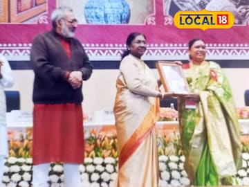 রাষ্ট্রপতির হাত থেকে পুরস্কার নিচ্ছেন শিল্পী রাষ্ট্রপতির হাত থেকে পুরস্কার নিচ্ছেন শিল্পী