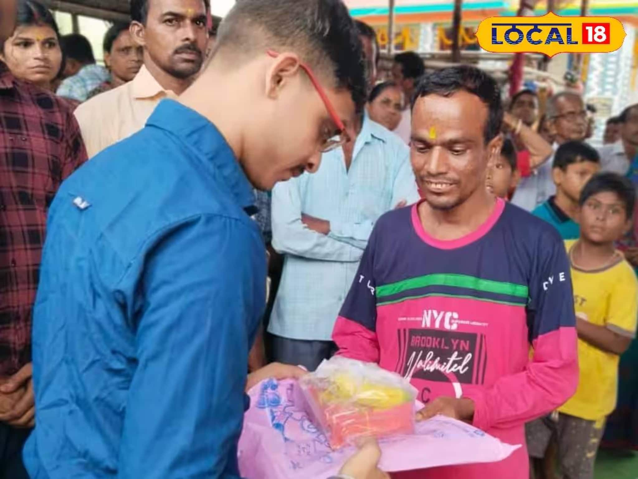 শারীরিক সীমাবদ্ধতায় দমে যাননি! অসহায় মানুষদের ভরসা হয়ে উঠেছেন শালবনির সন্তু