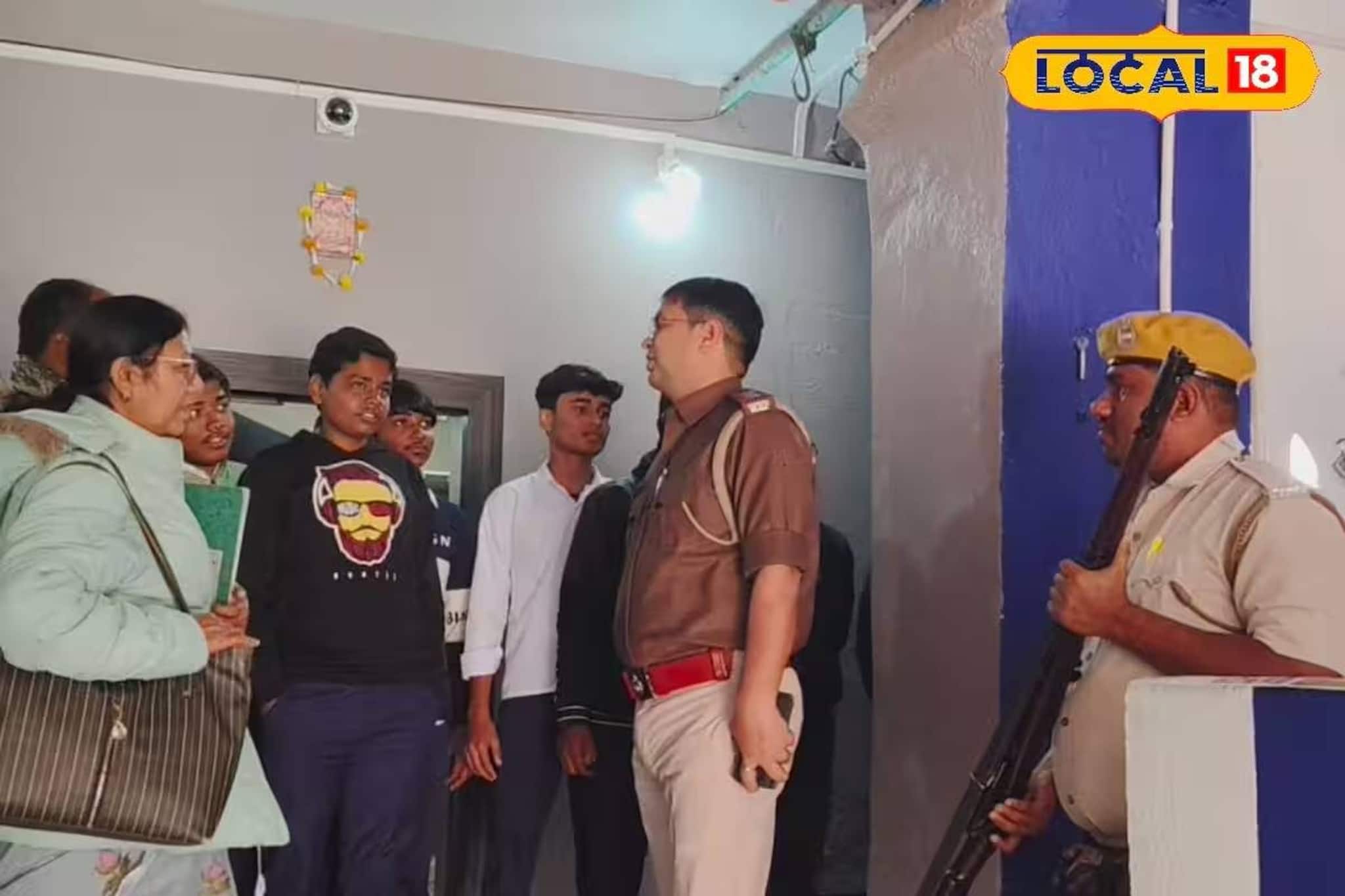 স্কুল পড়ুয়াদের জন্য দারুণ উদ্যোগ! থানায় ঘুরে ঘুরে আইনের পাঠ পেল কচিকাঁচারা স্কুল পড়ুয়াদের জন্য দারুণ উদ্যোগ! থানায় ঘুরে ঘুরে আইনের পাঠ পেল কচিকাঁচারা