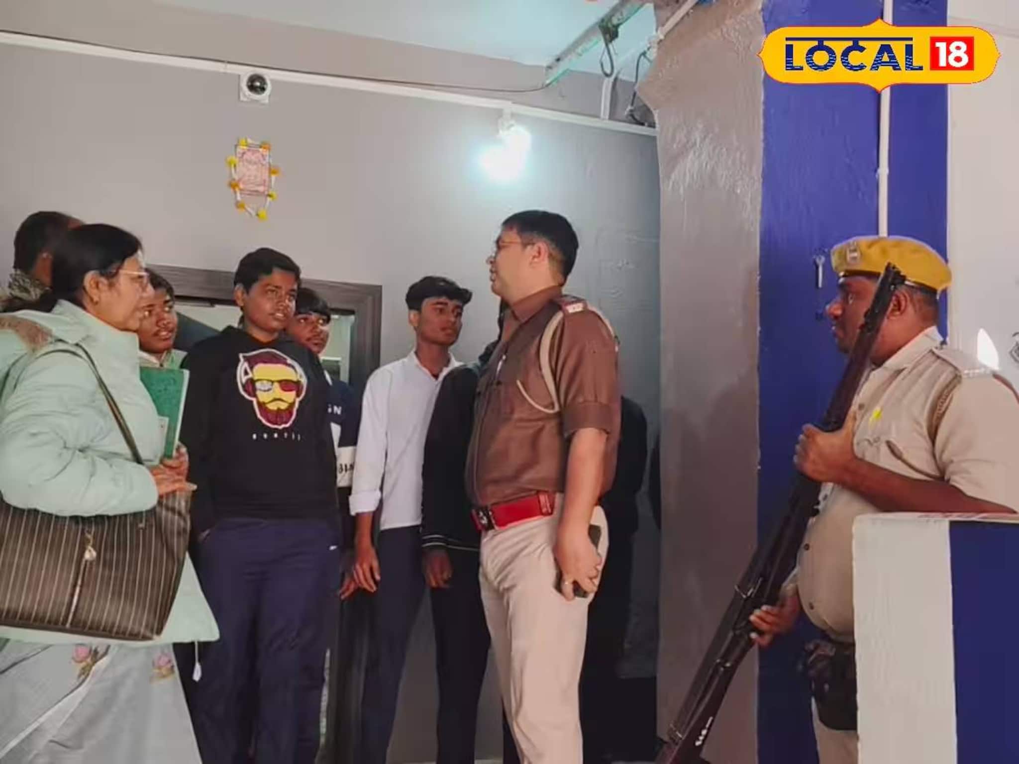 স্কুল পড়ুয়াদের জন্য দারুণ উদ্যোগ! থানায় ঘুরে ঘুরে আইনের পাঠ পেল কচিকাঁচারা স্কুল পড়ুয়াদের জন্য দারুণ উদ্যোগ! থানায় ঘুরে ঘুরে আইনের পাঠ পেল কচিকাঁচারা