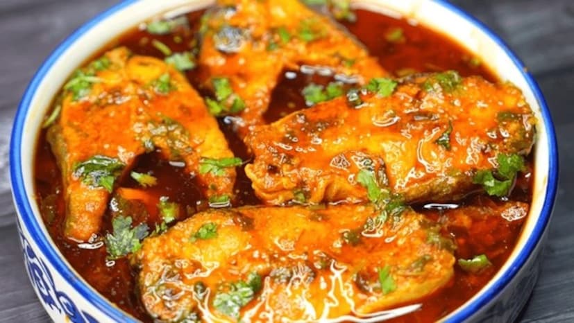 আরও একটি মাছ হল রুই মাছ। বাজারে রুই মাছ সহজেই পাওয়া যায় এবং মানুষ এটি খেতে খুব পছন্দ করে। শীতকালে এই মাছ খাওয়ার অনেক উপকারিতা রয়েছে। এই মাছে প্রোটিন, ভিটামিন সি, ভিটামিন ডি এবং ওমেগা-৩ ফ্যাটি অ্যাসিড রয়েছে, যা শীতে রোগ প্রতিরোধ ক্ষমতা বাড়ায় এবং হাড় সুস্থ রাখে।