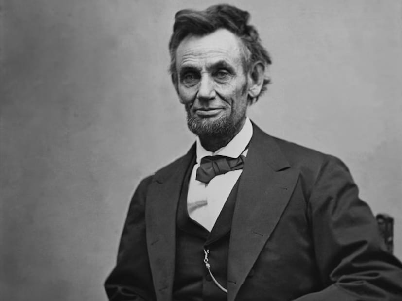 ঐতিহাসিক প্রেক্ষাপটের অন্য একটি মিথ অনুযায়ী কেউ কেউ দাবি করেন, আমেরিকার প্রেসিডেন্ট আব্রাহাম লিঙ্কন যখন গুলিবিদ্ধ হন তখন তাঁর পকেট ঘড়িটির মধ্যে গুলি লাগে এবং সেটি দশটা বেজে দশ মিনিটে দেখাচ্ছিল। তাই তারপর থেকে সারা পৃথিবীর সব ঘড়িতেই ওই সময় দেখানো হয়। তবে, আসল সত্যি হল লিঙ্কনকে রাত ১০:১৫ মিনিটে গুলি করা হয়েছিল এবং পরদিন সকাল আনুমানিক ৭:২২ টায় তিনি মারা যান।