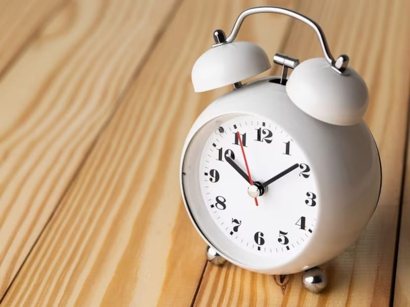 অন্য একটি ব্যাখ্যা অনুযায়ী বলা হয়, শো-রুম বা বিজ্ঞাপনের ঘড়িতে সময় সবসময় ১০:১০ এ দেখানো হয় কারণ এই সময়ে ঘড়িটি প্রতিসম দেখায়। প্রতিসমতাকে মনস্তাত্ত্বিক দৃষ্টিকোণ থেকে বিবেচনা করা হয়। মানুষ প্রতিসম জিনিসগুলি দেখতে পছন্দ করেন বলেই এমনটা করা হয়ে থাকে। কারণ, বলা হয়, এই সময় ঘড়ির হাতগুলি ১০:১০ এ সবচেয়ে ভারসাম্যপূর্ণ দেখায়।