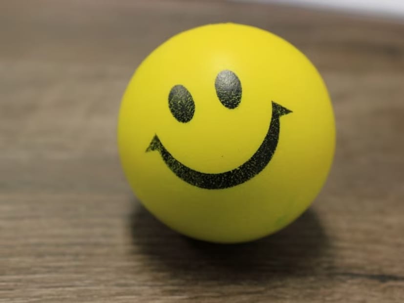 আসলে বিজ্ঞাপনে ১০:১০ ঘড়ি দেখানোর একটি বড় কারণ হল স্মাইলি ফেস। হ্যাঁ, একই স্মাইলি ফেস যা আপনি আপনার ফোনে আপনার বন্ধুদের পাঠাতে পারেন। ১০:১০ ঘড়িটি ভাল করে দেখলে মনে হবে যেন ঘড়িটি হাসছে। বলা হয়, এটি গ্রাহকদের কাছে একটি ইতিবাচক বার্তা পাঠায় এবং বিজ্ঞাপনটি ইতিবাচক দেখায়। তাই জন্যেই এমনটা করা হয় ঘড়ি প্রস্তুতকারকদের তরফে।