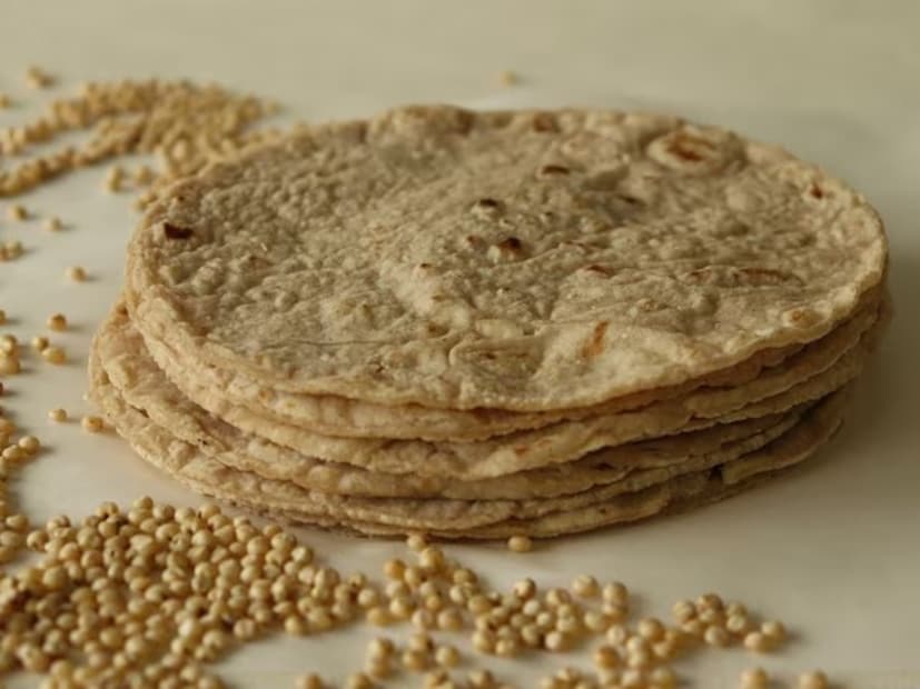 ডাঃ পারোহা ব্যাখ্যা করেন যে এই মিশ্রণটিকে তার পর সামান্য জোয়ান, নুন এবং ঘি বা তেলের সঙ্গে মিশিয়ে আটার মতো মেখে নেওয়া হয়। তারপর এটি একটি তাওয়া বা চুলায় সেঁকে এবং ভেজে তার পর এবং ঘি দিয়ে পরিবেশন করা হয়, যা এটিকে সুস্বাদু করে তোলে।