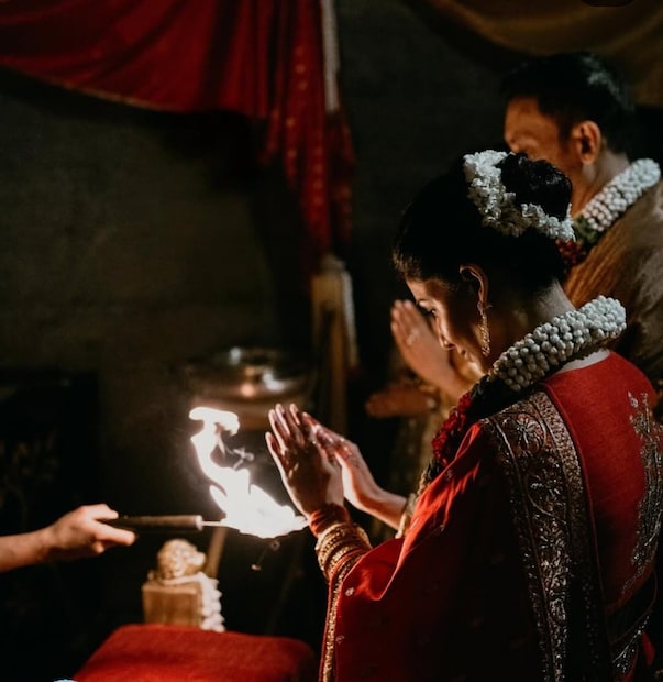 জানা গিয়েছে বিয়ে হয়েছে লিঙ্গ ভৈরবী মন্দিরে। ইশা যোগা সেন্টারের ভেতরে খুব সকালে।’’ অনুষ্ঠানটা ইচ্ছাকৃতভাবে ছোট পরিসরে রাখা হয়েছিল, মাত্র ৩০ জন অতিথি উপস্থিত ছিলেন। 