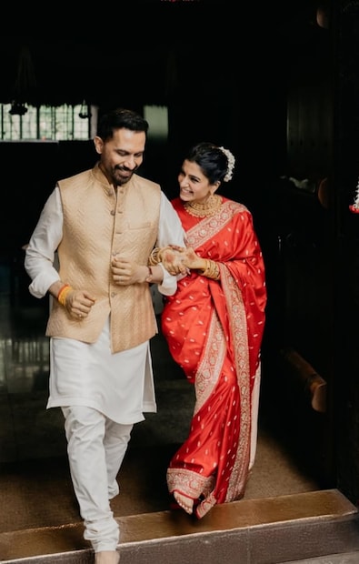 তবে সোমবার একেবারে বিয়ের পিঁড়িতে বসেই প্রেমে সিলমোহর দিলেন পরিচালক-অভিনেত্রী জুটি। বিয়ের ছবিও প্রকাশ করেছেন নায়িকা। লাল টুকটুকে শাড়িতে ছিমছাম সাজে সেজেছিলেন নায়িকা। খোঁপায় সাদা ফুল। সঙ্গে মানানসই গয়না। পাত্রেরও সাজও সাদামাটা। 