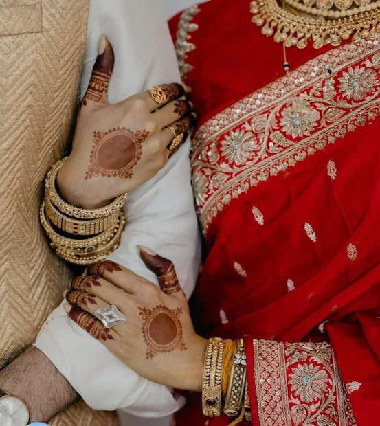 গত কয়েকমাস ধরেই রাজ এবং সামান্থার সম্পর্ক নিয়ে জল্পনা চলছিল। পেশাগতভাবে, তাদের সম্পর্ক শুরু হয় দ&#x200d;্য ফ&#x200d;্যামিলি ম&#x200d;্যান ২ (২০২১) থেকে। ফ&#x200d;্যামিলি ম&#x200d;্যান খ&#x200d;্যাত পরিচালক জুটি রাজ এন্ড ডিকে-রই একজন হলেন রাজ নিদিমোরু। 