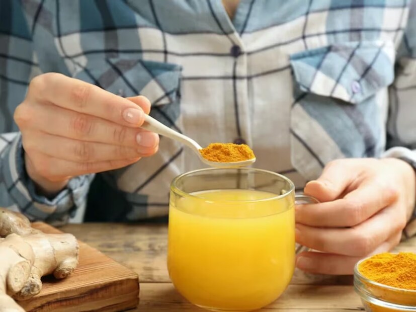 হলুদের জল পান করার প্রথম এবং সবচেয়ে গুরুত্বপূর্ণ সুবিধা হল পাচনতন্ত্রকে শক্তিশালী করা। আরেকটি বড় সুবিধা হল শরীরের প্রদাহ কমানো। এটি আর্থ্রাইটিসের মতো রোগের সঙ্গে সম্পর্কিত জয়েন্টের ফোলাভাব এবং ব্যথা উপশম করতে সাহায্য করতে পারে। তৃতীয়ত, হলুদের জল রোগ প্রতিরোধ ক্ষমতা বাড়াতে গুরুত্বপূর্ণ ভূমিকা পালন করে। চতুর্থ সুবিধা হল এটি লিভারকে ডিটক্সিফাই করতে সাহায্য করে। পঞ্চম সুবিধা হল ত্বকের উজ্জ্বলতা উন্নত করা; হলুদের জল রক্তকে বিশুদ্ধ করে এবং এর অ্যান্টিঅক্সিডেন্ট বৈশিষ্ট্য অক্সিডেটিভ স্ট্রেস কমায়, যা ব্রণ এবং বলিরেখার মতো সমস্যা কমাতে পারে।