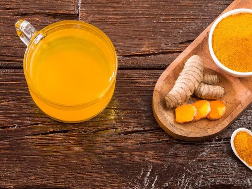 এটি মস্তিষ্কের জন্যও উপকারী বলে মনে করা হয়। এতে থাকা কারকিউমিন মস্তিষ্কে হরমোনের মাত্রা বাড়াতে সাহায্য করতে পারে, যা স্মৃতিশক্তি উন্নত করতে এবং আলঝাইমারের মতো রোগের ঝুঁকি কমাতে সহায়ক। হলুদ-জল এর হৃদরোগ নিয়ন্ত্রণ করে, এবং এর আরও এক উপকারিতা হল ডায়াবেটিস নিয়ন্ত্রণে সহায়তা করা। হলুদ রক্তে শর্করার মাত্রা স্থিতিশীল করতে এবং ইনসুলিন সংবেদনশীলতা উন্নত করতে সাহায্য করতে পারে।