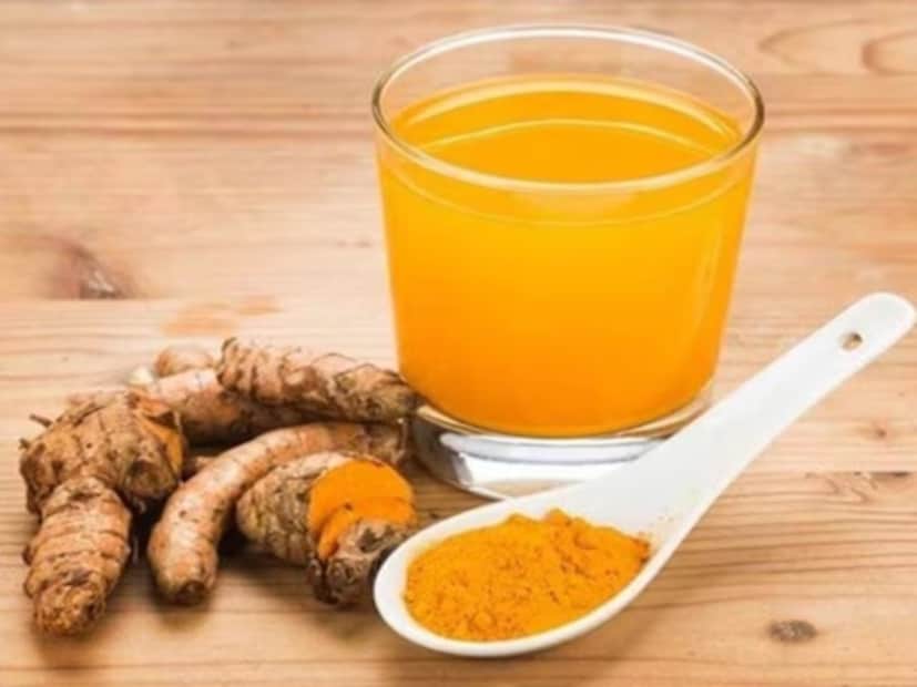 এক গ্লাস হালকা গরম জল নিন এবং তাতে আধ চা চামচ হলুদ গুঁড়ো ভাল করে গুলে নিন। স্বাদ এবং কার্যকারিতা বাড়ানোর জন্য, এক চিমটি কালো মরিচের গুঁড়ো (যা কারকিউমিনের শোষণ বাড়ায়) এবং আধা চা চামচ লেবুর রস বা মধু যোগ করুন। সকালে খালি পেটে ধীরে ধীরে এই মিশ্রণটি পান করুন। এটি পান করার পর কমপক্ষে আধঘণ্টা কিছু খাবেন না যাতে শরীর এর সম্পূর্ণ উপকার পেতে পারে এবং এই ঔষধি পানীয়টি কার্যকরভাবে কাজ করতে পারে।
