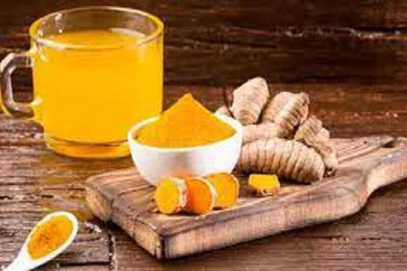 আয়ুর্বেদিক চিকিৎসক নরেন্দ্র কুমার ব্যাখ্যা করেছেন যে হলুদের জল বেশিরভাগ মানুষের জন্য নিরাপদ, তবে কিছু পরিস্থিতিতে সতর্কতা অবলম্বন করা প্রয়োজন। গর্ভবতী এবং স্তন্যদানকারী মহিলাদের এটি খাওয়ার আগে একজন ডাক্তারের সঙ্গে পরামর্শ করা উচিত। এছাড়াও, যাদের পিত্তথলিতে পাথর আছে তাদের এটি এড়িয়ে চলা উচিত কারণ এটি পিত্তের প্রবাহ বৃদ্ধি করতে পারে। সর্বদা মনে রাখবেন যে কোনও নতুন চিকিৎসা শুরু করার আগে, আপনার নির্দিষ্ট স্বাস্থ্যের অবস্থার উপর ভিত্তি করে বিশেষজ্ঞের পরামর্শ নেওয়া উচিত।