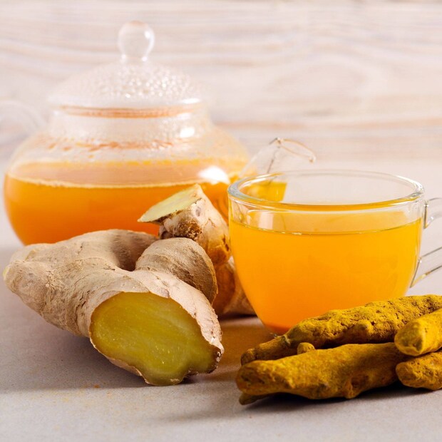 এছাড়াও, যাঁরা রক্ত পাতলা করার ওষুধ গ্রহণ করেন তাদেরও হলুদ খাওয়া সীমিত করা উচিত। এটি গুরুত্বপূর্ণ কারণ হলুদের প্রাকৃতিক বৈশিষ্ট্য রক্ত ​পাতলা করার বৈশিষ্ট্য রয়েছে, যা ওষুধের কার্যকারিতা বৃদ্ধি করতে পারে। এছাড়াও, বেশি পরিমাণে হলুদ খাওয়ার ফলে পেটে জ্বালা বা অ্যাসিডিটি হতে পারে, তাই সর্বদা অল্প পরিমাণে শুরু করুন এবং আপনার শরীরের প্রতিক্রিয়া পর্যবেক্ষণ করুন।