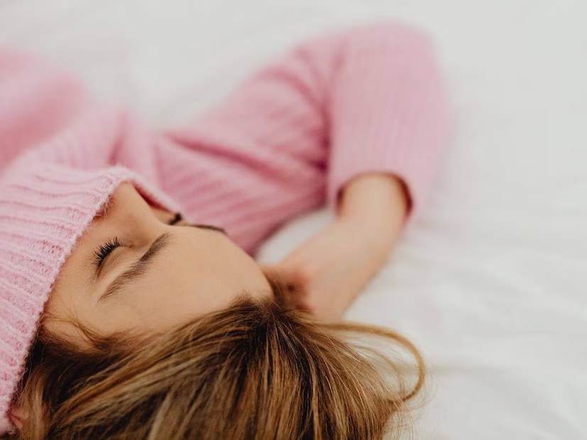 শীতকালে মোজা পরে ঘুমানো আরামদায়ক বলে মনে করা হয় কারণ এটি পা উষ্ণ রাখে এবং এমনকি ঘুমের উন্নতিও করতে পারে। তবে, মোজা পছন্দ করা গুরুত্বপূর্ণ। ঢিলেঢালা বা প্রসারিত মোজা বেছে নিন যা রক্ত সঞ্চালনে বাধা সৃষ্টি করে না। 