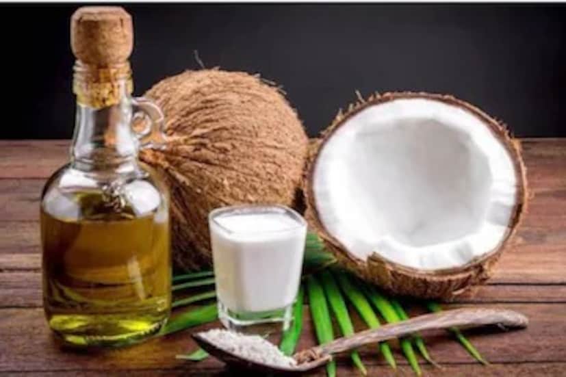 প্রথমে তেল লাগানোর কথা বলা যাক। গ্রীষ্মকালে মানুষ প্রায়ই কম তেল ব্যবহার করে, কিন্তু শীতকালে চুলের পুষ্টির সবচেয়ে বেশি প্রয়োজন। সপ্তাহে ২-৩ বার হালকা গরম নারকেল তেল, বাদাম বা জলপাই তেল দিয়ে ম্যাসাজ করলে মাথার ত্বকে রক্ত সঞ্চালন বৃদ্ধি পায় এবং চুলের গোড়া মজবুত হয়। তেলটি সারারাত রেখে পরের দিন হালকা শ্যাম্পু দিয়ে চুল ধুয়ে ফেলাই ভাল।