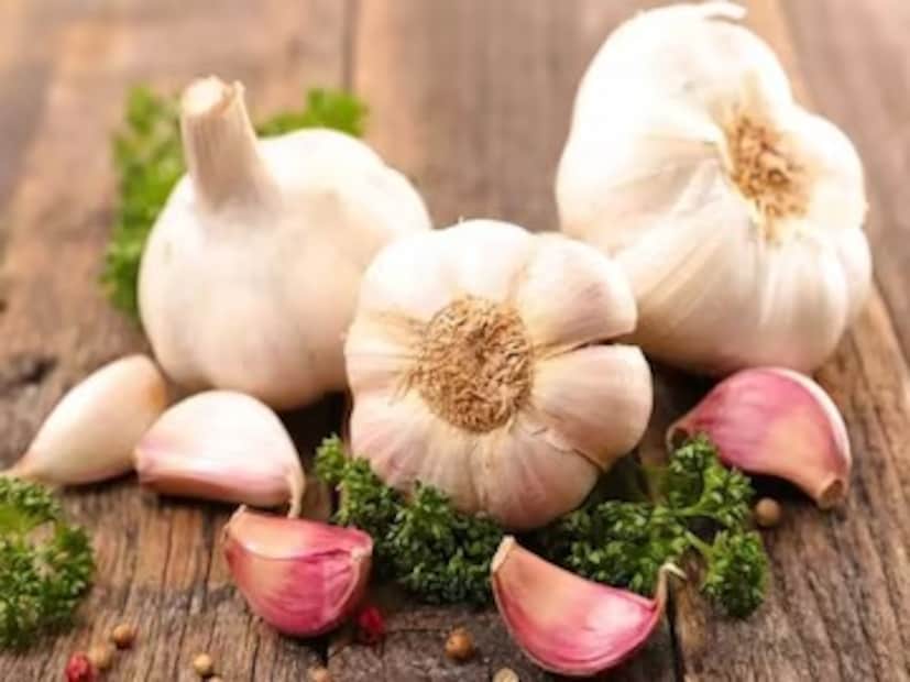 রসুন, যা সবজির স্বাদ বাড়ায়, কাশিতেও সাহায্য করে। রসুনে প্রাকৃতিক অ্যান্টিবায়োটিক বৈশিষ্ট্য রয়েছে যা সংক্রমণের বিরুদ্ধে লড়াই করে এবং এটি নিরাময়ে সহায়তা করে। যদি আপনার কাশি হয়, তাহলে আপনি সকালে খালি পেটে রসুন খেতে পারেন, অথবা সামান্য গরম করে খেতে পারেন। নিয়মিত রসুন খাওয়া আপনার রোগ প্রতিরোধ ক্ষমতা শক্তিশালী করতেও সাহায্য করে।