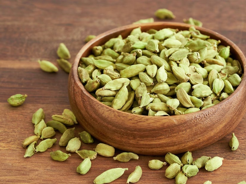 পেটের সমস্যা যেমন গ্যাস, অ্যাসিডিটি এবং বদহজমের জন্য এলাচ অত্যন্ত উপকারী। খাবারের পরপরই এটি খেলে পেট স্থির থাকে এবং হজমশক্তি উন্নত হয়। এলাচের উষ্ণতা বৃদ্ধির প্রভাব রয়েছে, তাই এটি হাঁপানি এবং শ্বাসকষ্টের সমস্যা থেকেও মুক্তি দেয়। এলাচে থাকা অ্যান্টিঅক্সিডেন্ট বৈশিষ্ট্য শরীরে ইনসুলিনের মাত্রা ভারসাম্য বজায় রাখতে সাহায্য করে। এর প্রদাহ-বিরোধী বৈশিষ্ট্য অ্যালার্জি এবং প্রদাহের মতো দীর্ঘস্থায়ী রোগ কমাতেও কার্যকর।