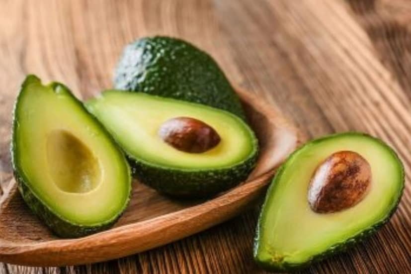 অ্যাভোকাডোতে মনোস্যাচুরেটেড ফ্যাট থাকে, যা খারাপ কোলেস্টেরল কমায় এবং ভালো কোলেস্টেরল বাড়ায়। এগুলিতে পটাসিয়াম, ফাইবার এবং ভিটামিন ইও বেশি থাকে, যা হৃদযন্ত্রকে শক্তিশালী করতে, ধমনী পরিষ্কার রাখতে এবং প্রদাহ কমাতে সাহায্য করে। সালাদে অর্ধেক অ্যাভোকাডো যোগ করলে কোলেস্টেরলের মাত্রা দ্রুত ভারসাম্য বজায় রাখা যায়।