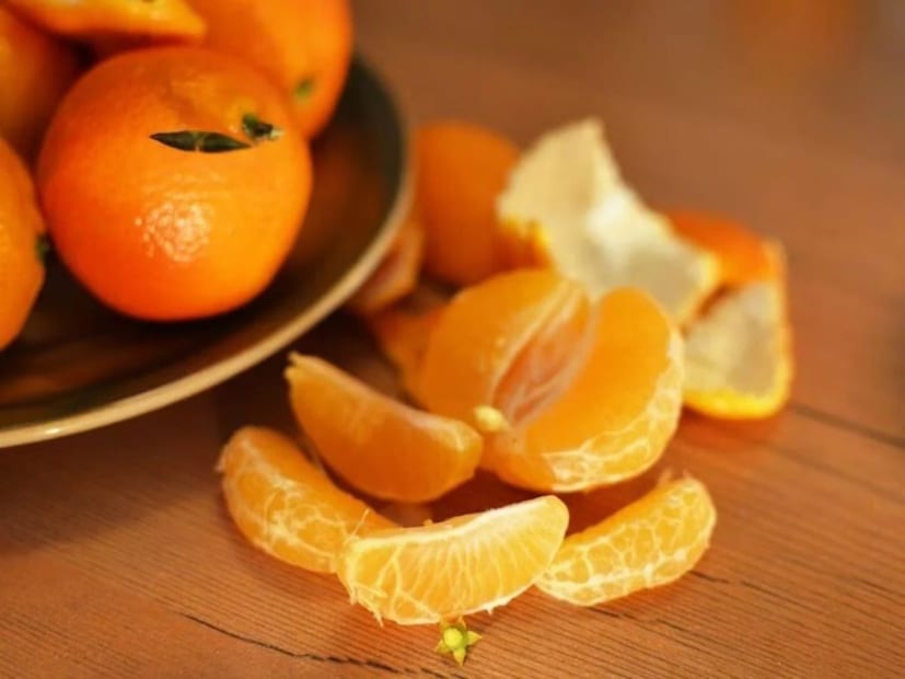 রক্তে শর্করার মাত্রা দ্রুত নেমে গেলে বা হাইপোগ্লাইসেমিয়া দেখা দিলে রোগীকে কমলালেবুর রস খাওয়ানোর কথা বলেন বিশেষজ্ঞরা। রক্তে শর্করার মাত্রা বাড়ে।