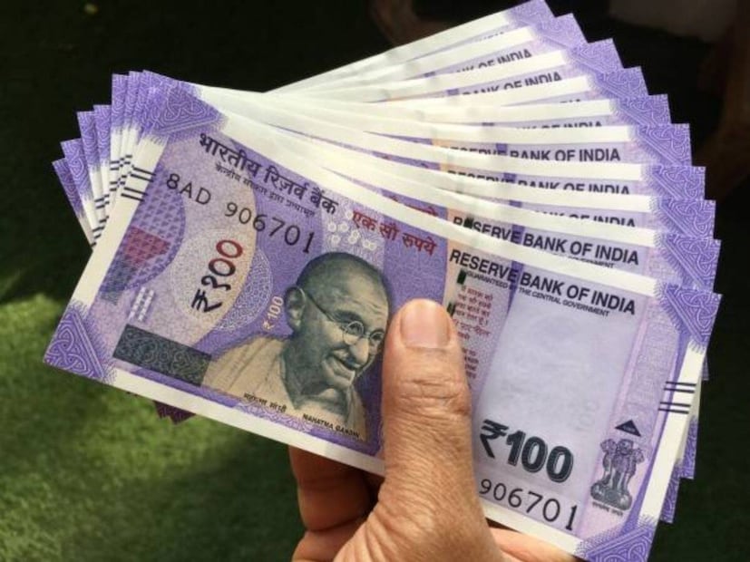 এরইমধ্যে, আন্তর্জাতিক বাজারে ভারতীয় রুপির উপর চাপ বেড়েছে। এই প্রথম ডলারের তুলনায় রুপির দাম ₹৯০/$ অতিক্রম করেছে। ডলারের শক্তিশালী হওয়া, আন্তর্জাতিক বিনিয়োগ প্রবাহ হ্রাস এবং তেলের দাম বৃদ্ধির মতো বিষয়গুলি ভারতীয় মুদ্রার উপর প্রভাব ফেলছে।