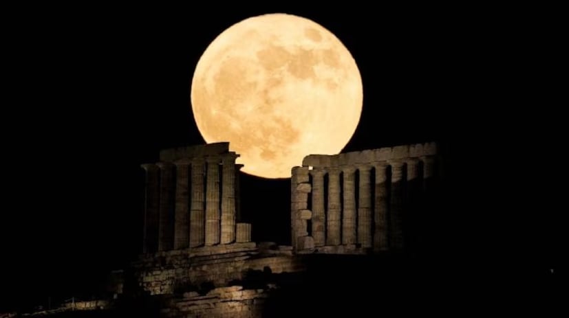 এ বছর পর পর তিন মাসে তিন বার সুপারমুন দেখা গেল পৃথিবী থেকে৷ এর আগে ৭ অক্টোবর এবং ৫ নভেম্বর তারিখেও দু’টি সুপারমুন আলোকিত করেছিল পৃথিবীর আকাশ৷ 