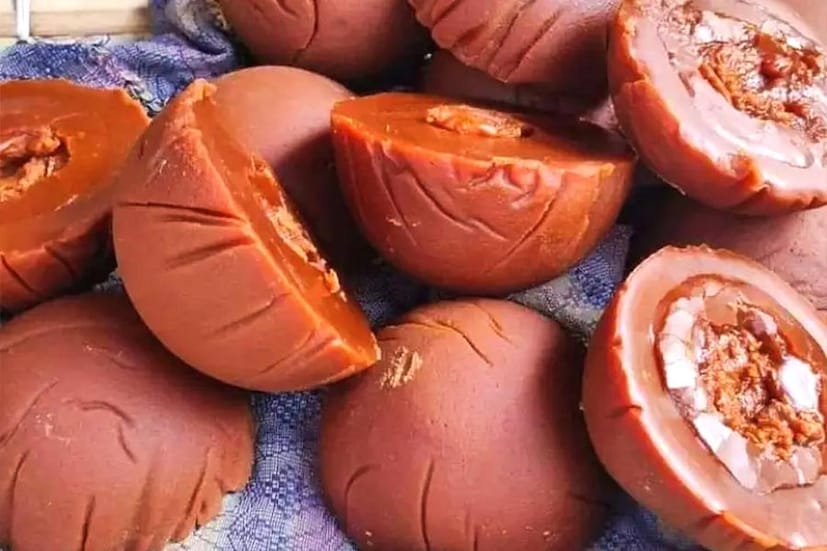 ১০০ গ্রাম গুড়ে ৩৮৩ ক্যালোরি, ৬৫ থেকে ৮৫ শতাংশ সুক্রোজ থাকে এবং ১০ থেকে ১৫ শতাংশ ফ্রুকটোজ ও গ্লুকোজ থাকে, যা ডায়াবেটিসে আক্রান্ত রোগীদের শরীরে মারাত্মক ক্ষতির কারণ হতে পারে। গুড় খেলে ডায়াবেটিস রোগীদের শরীরে গ্লুকোজের মাত্রা বেড়ে যেতে পারে। এ কারণে এটি চিনির মতোই ক্ষতিকর ডায়াবেটিক রোগীদের জন্য।গুড় খেলে রক্তের শর্করা তাৎক্ষণিক ভাবে খুব বেড়ে যায়।