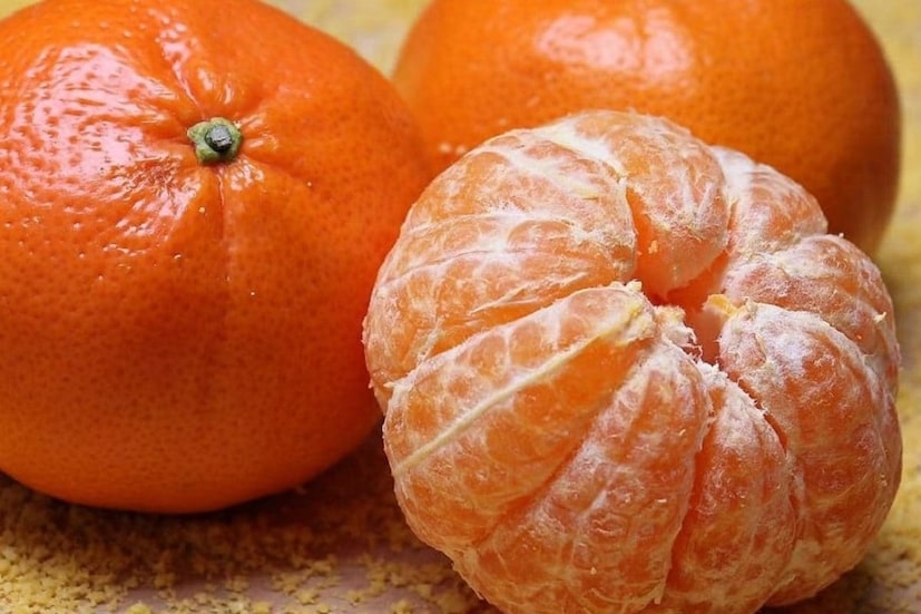 অ্যান্টিঅক্সিড্যান্ট ফ্ল্যাভোনয়েডের গুণে ইনফ্লেম্যাশন, অক্সিডেটিভ স্ট্রেস এবং ইনসুলিন রেজিস্টান্স উন্নত করে। অতিরিক্ত কমলালেবু খেলে গ্যাস অম্বলের সমস্যা দেখা দিতে পারে। তাই ব্লাড সুগারে পরিমিত কমলালেবু খান। খেতে পারেন কমলালেবুর রসও। তবে তাতে ফাইবারের মতো দরকারি উপাদান পাবেন না।