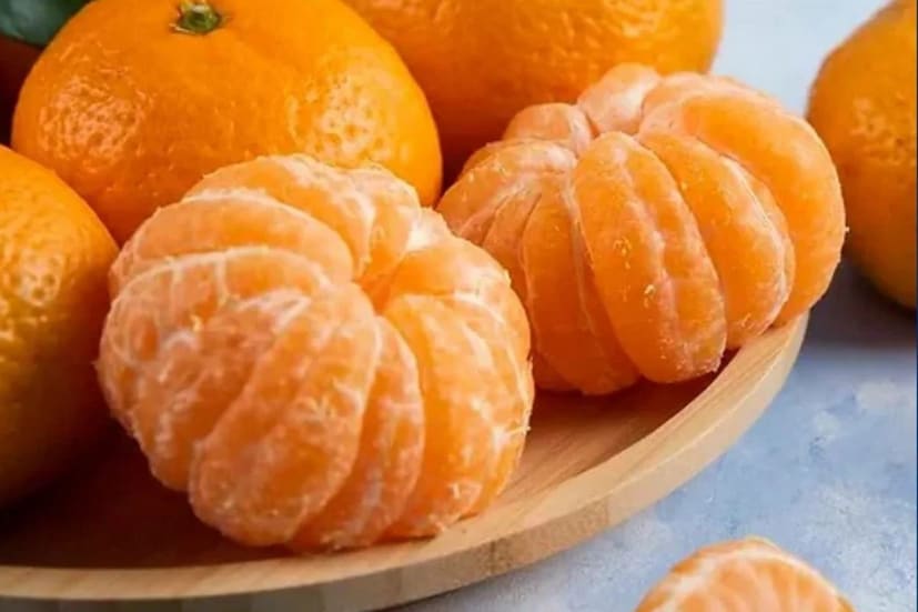 রক্তে শর্করার মাত্রা কমে গেলে অক্সিডেটিভ স্ট্রেস বেড়ে যায়। ফলে কোষ ক্ষতিগ্রস্ত হয়। মধুমেহ রোগে জটিলতা দেখা দিতে পারে। কমলালেবুর ভিটামিন সি এই স্ট্রেস কমায়। কমলালেবুর মিনারেলস ও ফোলেটের গুণে ইনসুলিন রেজিস্টান্সের পরিস্থিতি ভাল হয়। পাশাপাশি কমলালেুর গুণে শরীরে বাড়ে পটাশিয়ামের যোগান।