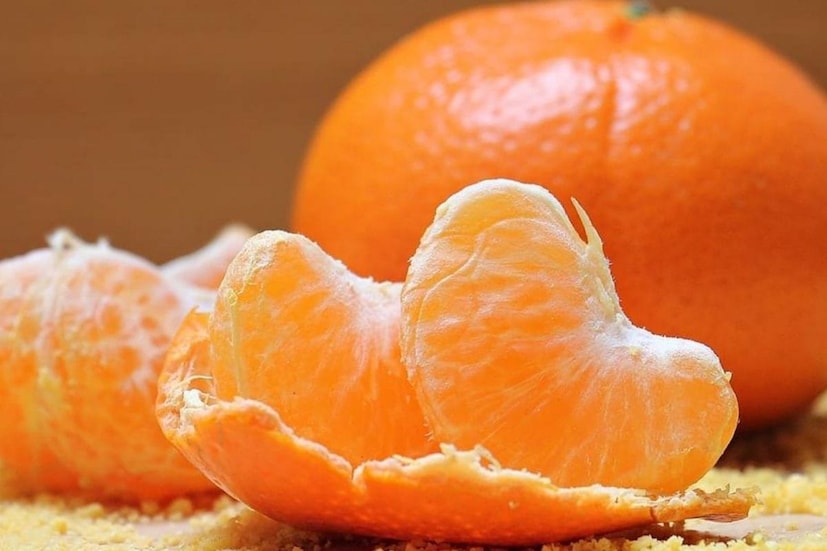 স্বাদে সুমিষ্ট হলেও কমলালেবুর জিআই বা গ্লাইসেমিক ইনডেক্স কম। ফলে রক্তে শর্করার মাত্রা বেশি বৃদ্ধি করে না। তবে কোন খাবারের সঙ্গে কমলালেবু খাচ্ছি, দেখতে হবে সেটাও। কমলালেবুতে প্রচুর পরিমাণে ফাইবার আছে। ব্লাড সুগারের রোগীদের জন্য খুবই প্রয়োজনীয় ফাইবার। হজমে সাহায্য করে। এছাড়া রক্তে শর্করার মাত্রা বাড়তে দেয় না।