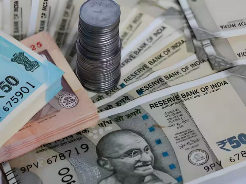 জেনে রাখা ভাল যে ভারতীয় রুপি বা ভারতের টাকা বিশ্বের অনেক মুদ্রার তুলনায় কিন্তু অনেক বেশি শক্তিশালী। কিছু দেশে, ৫০০ বা ২০০০ টাকার মূল্য মুহূর্তের মধ্যে লাখ লাখ টাকায় পৌঁছতে পারে। আসুন এই প্রতিবেদনে চিনে নেওয়া যাক এমনই ৫টি দেশের মুদ্রা। এই সব দেশের কারেন্সির তুলনায় কিন্তু ভারতীয় রুপি অনেক বেশি মূল্যবান। আপনি চাইলেই এই সব জায়গায় গিয়ে লাখে কামাতে পারেন।