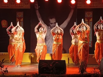 উদয়শঙ্করের ১২৫তম জন্মবার্ষিকীতে শান্তিনিকেতনে হয়ে গেল উদয়শঙ্কর নৃত্য উৎসব উদয়শঙ্করের ১২৫তম জন্মবার্ষিকীতে শান্তিনিকেতনে হয়ে গেল উদয়শঙ্কর নৃত্য উৎসব