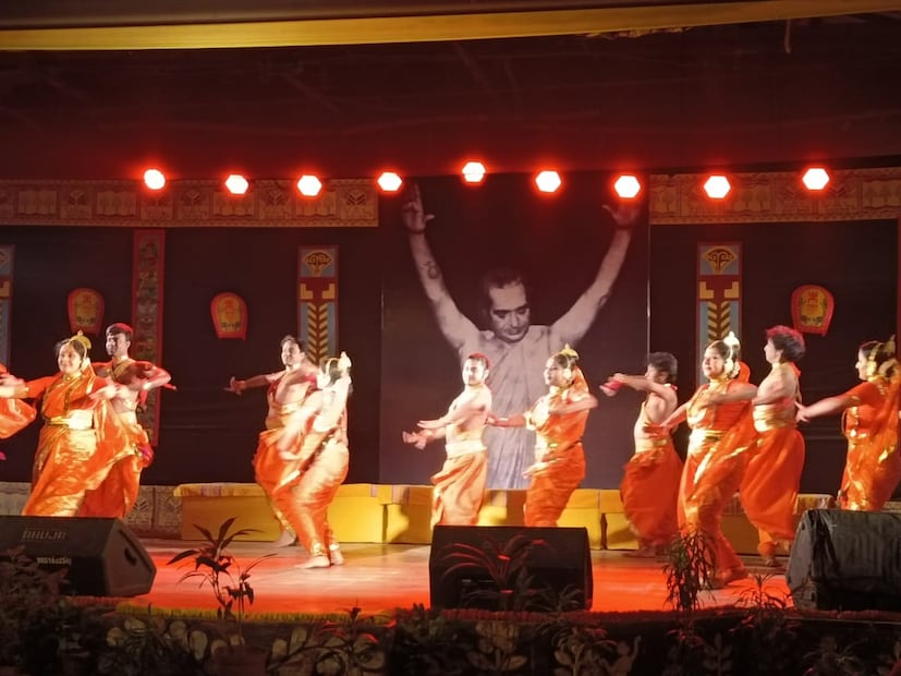 এবছর পশ্চিমবঙ্গের নানা জেলার মোট বাইশটি নৃত্য সংস্থা এই উৎসবে অংশগ্রহণ করলেন।  প্রথম দিনে অংশগ্রহণে ছিলেন মমতা শঙ্কর ডান্স কোম্পানি, শিল্প বিতান, দীক্ষায়ণ, সংগীত নৃত্য কলাকেন্দ্র,  সাহাপুর সূচীছন্দম, বাঁকুড়া প্রমিথিউস, সূচনা।