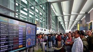 বিমান বিপাকের জেরে আটকে হাজার হাজার যাত্রীরা