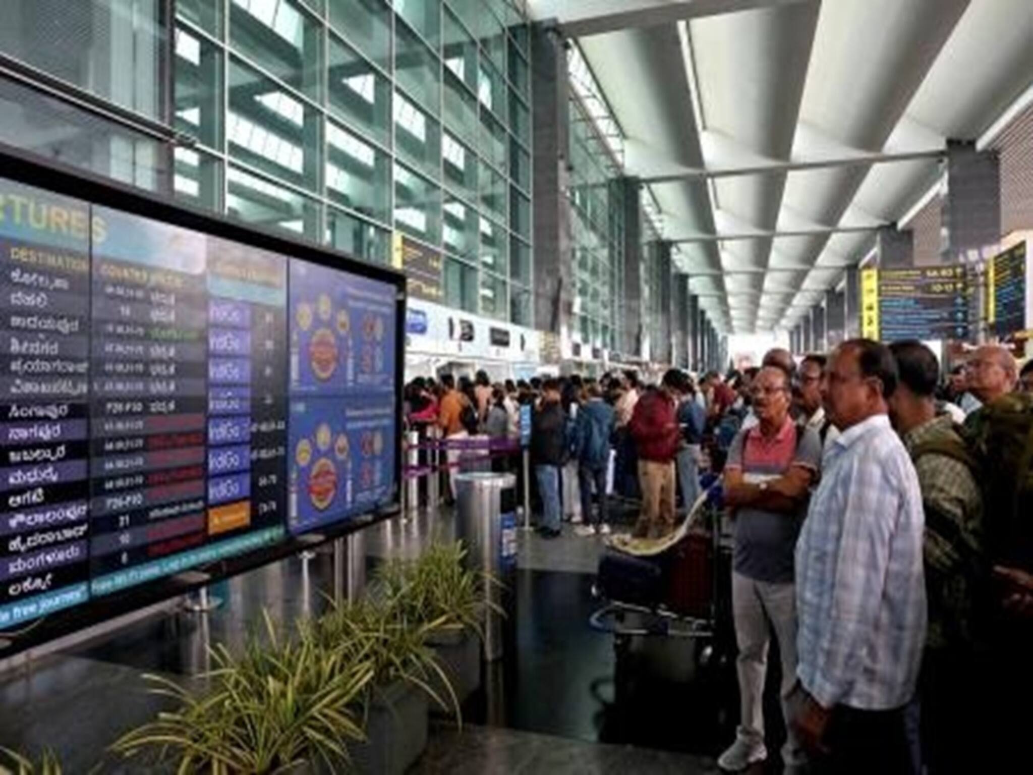 ডাক্তার থেকে ছাত্রী! টানা তিনদিন বিমান বাতিলের জেরে বিপাকে কলকাতায় আটকে হাজার হাজার যাত্রী! এয়ারপোর্টেই অসুস্থ হয়ে পড়ছেন অনেকে!